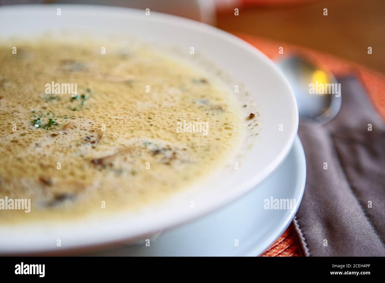 Schüssel Sahnesuppe mit Champignon-Pilzen auf dem Tisch Restaurant Stockfoto