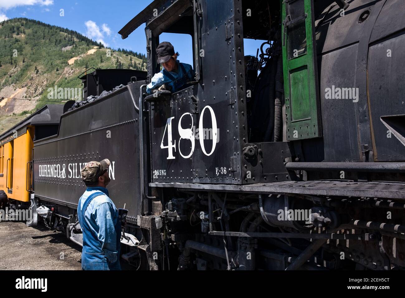 Der Ingenieur von Engine #480 spricht mit einem anderen Zugführer auf der Durango und Silverton Schmalspurbahn in Colorado. Stockfoto