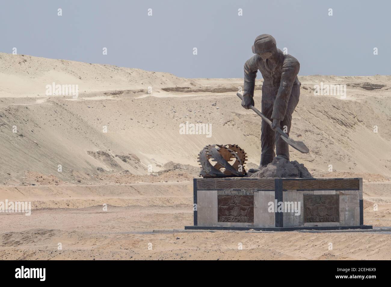 Ägypten, Suezkanal, Ismailia. Suez-Kanal-Denkmal des Kanalarbeiters am Ufer des Kanals. Stockfoto