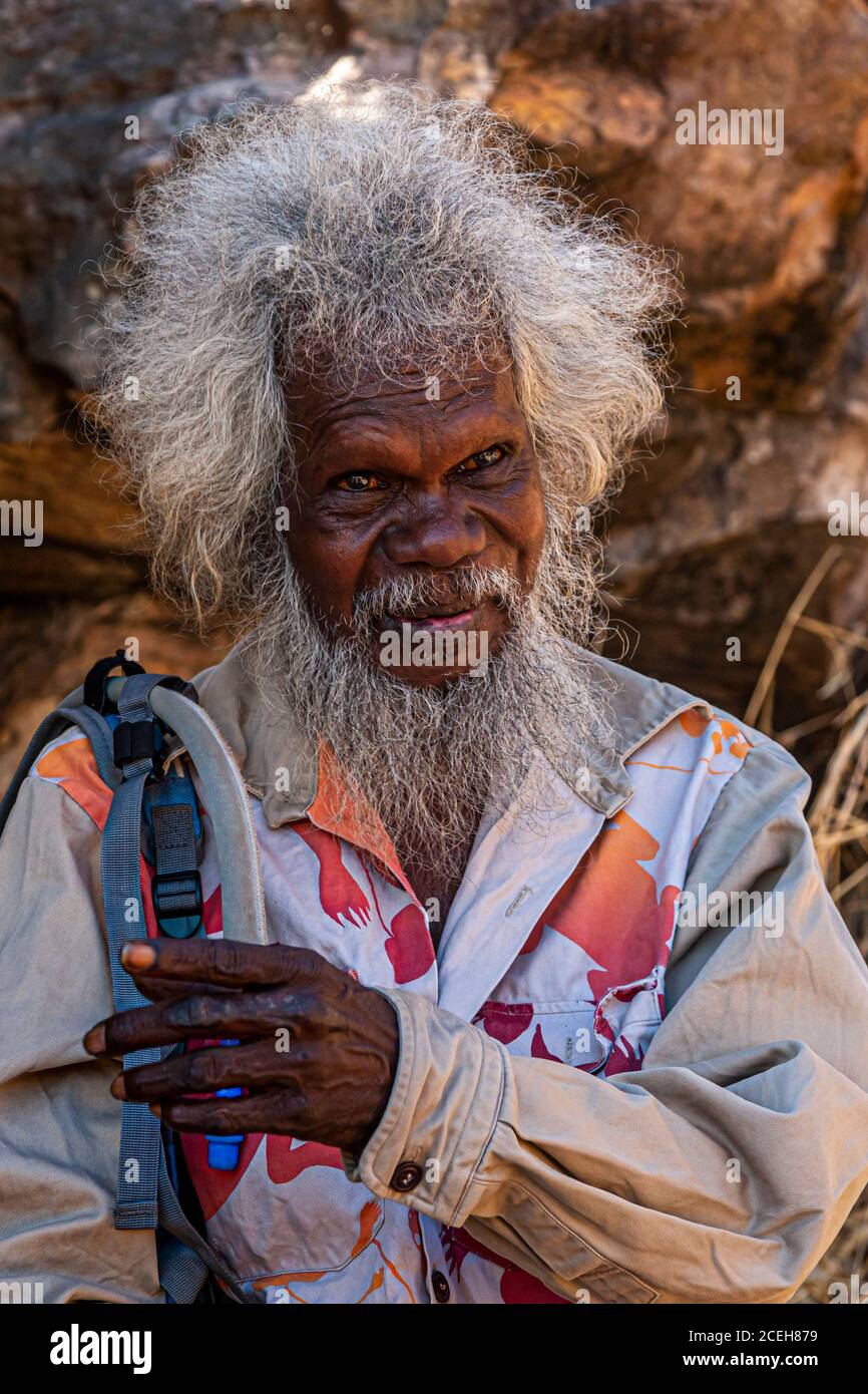 Einheimischer Guide erklärt Aborigine Rock Kunst in Long Tom Träumen, Gunbalanya, Australien Stockfoto