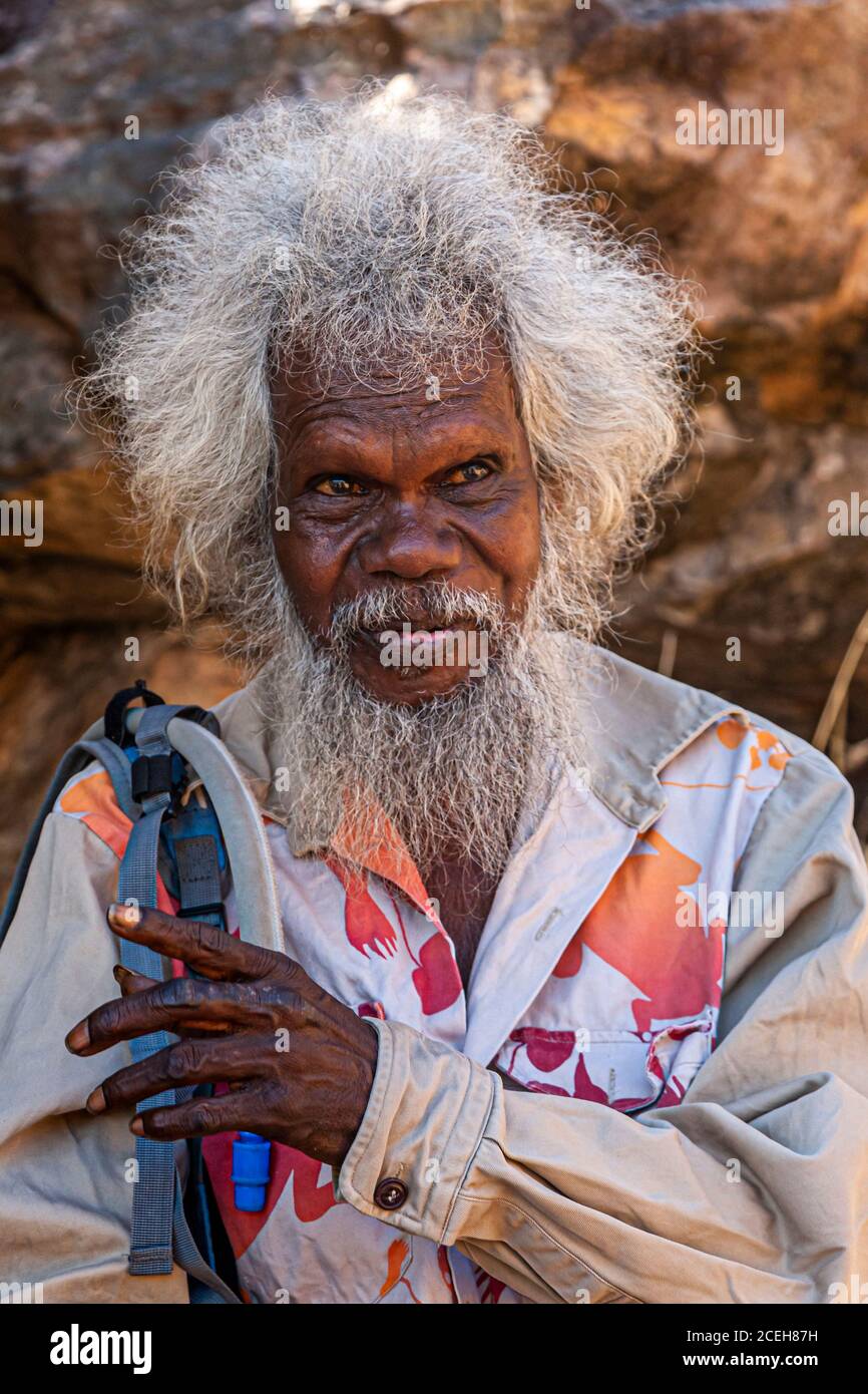 Einheimischer Guide erklärt Aborigine Rock Kunst in Long Tom Träumen, Gunbalanya, Australien Stockfoto