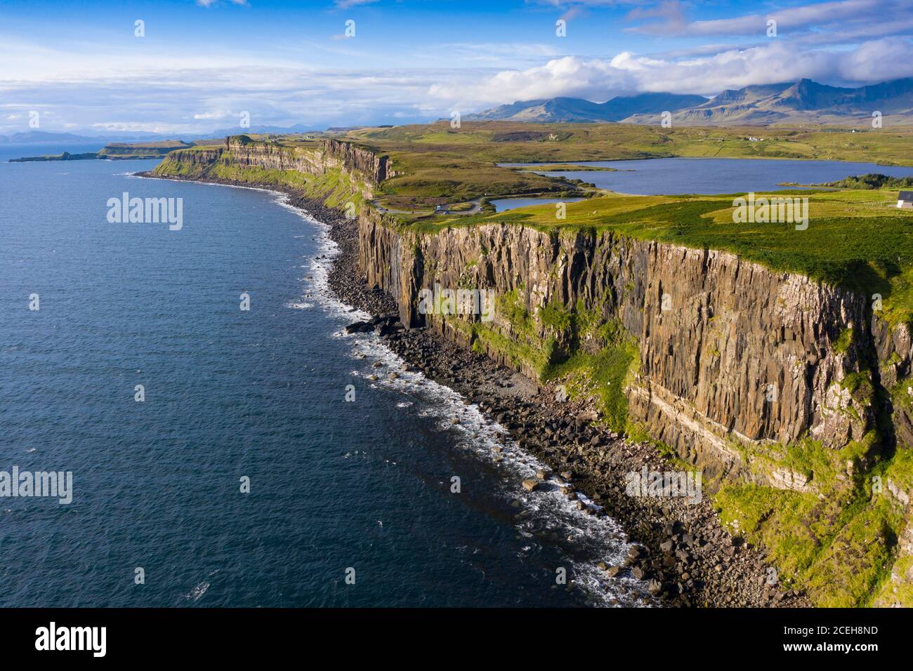 Luftaufnahme der Meeresklippen bei Staffin auf der Halbinsel Trotternish auf der Isle of Skye, Schottland, Großbritannien Stockfoto