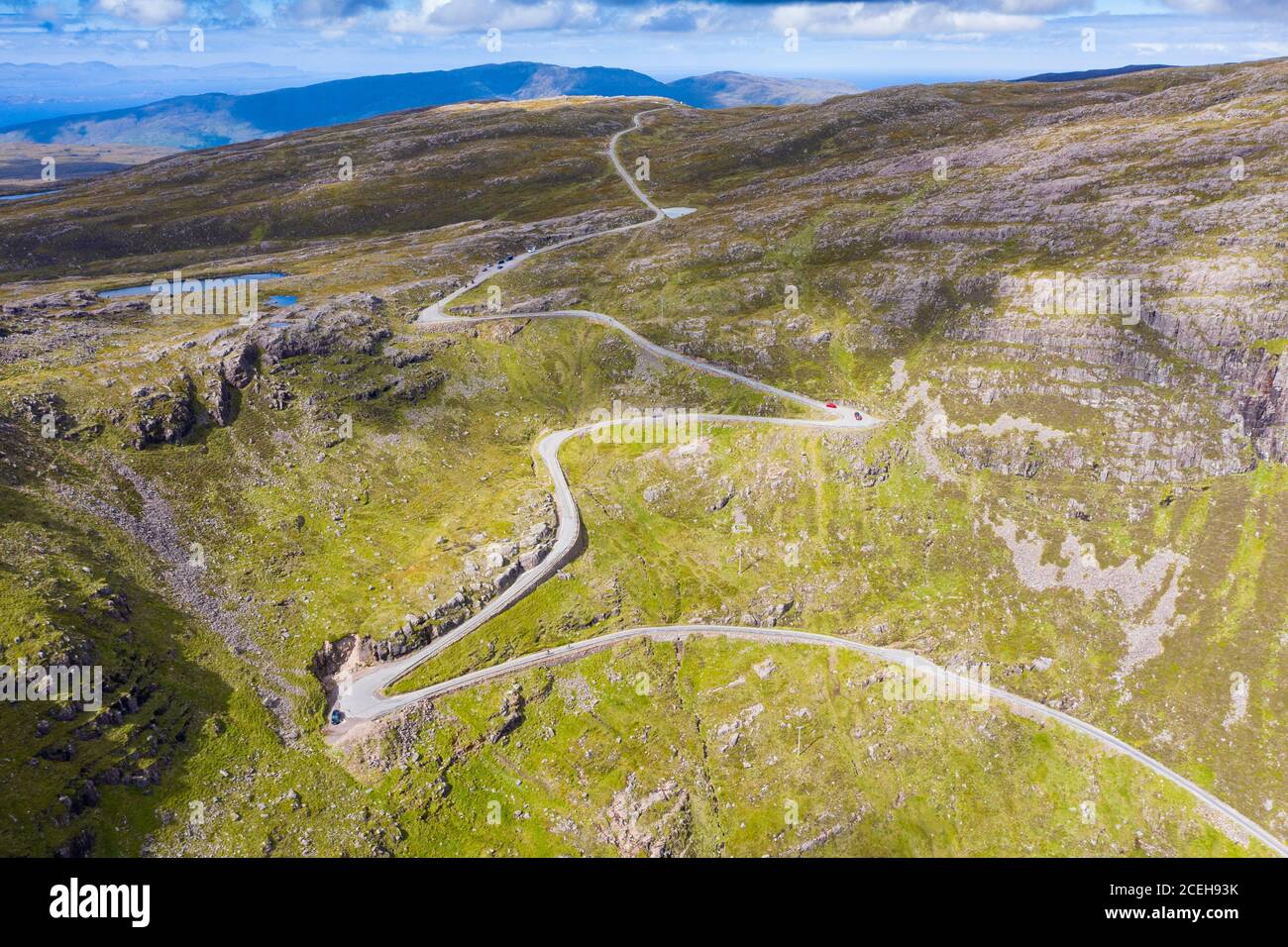 Luftaufnahme des Bealach na Ba Passes auf der Applecross Peninsula in Wester Ross, Schottland, UK Stockfoto