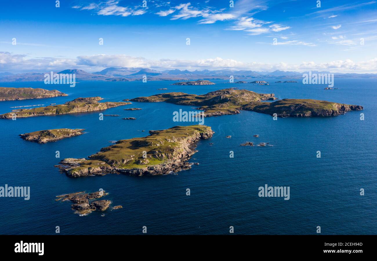 Luftaufnahme des Archipels der Summer Isles in der Mündung des Loch Broom in der schottischen Highland-Region. Stockfoto
