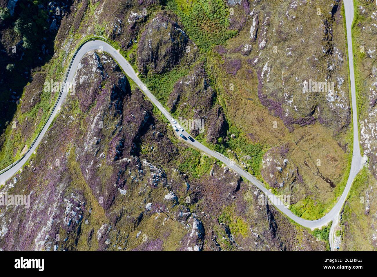 Luftaufnahme einer einspurigen Straße auf der North Coast 500 Touristenroute bei Clachtoll in Sutherland, Schottland Großbritannien Stockfoto