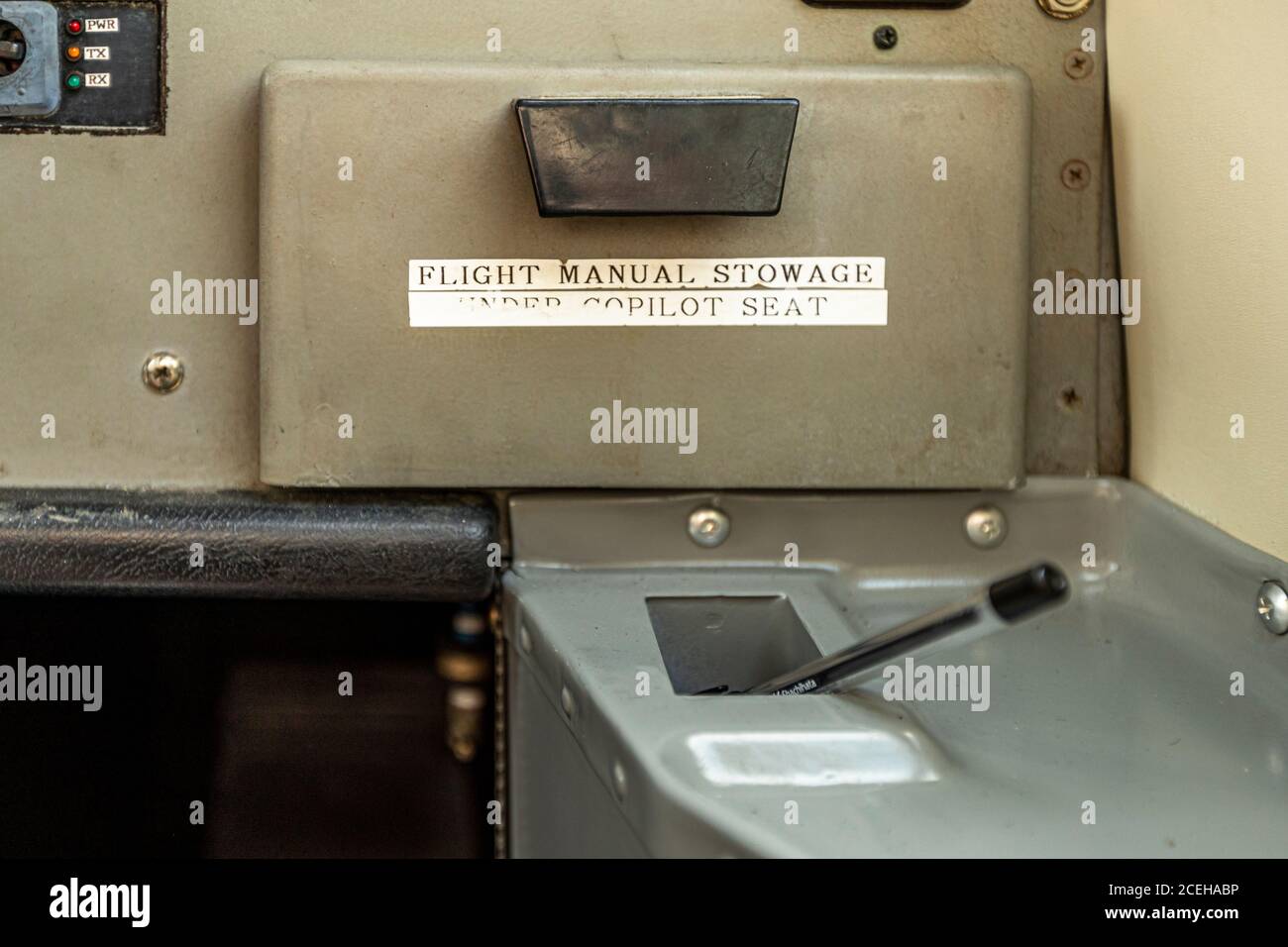 Manuelles Verstauen unter dem Pilotensitz Stockfoto
