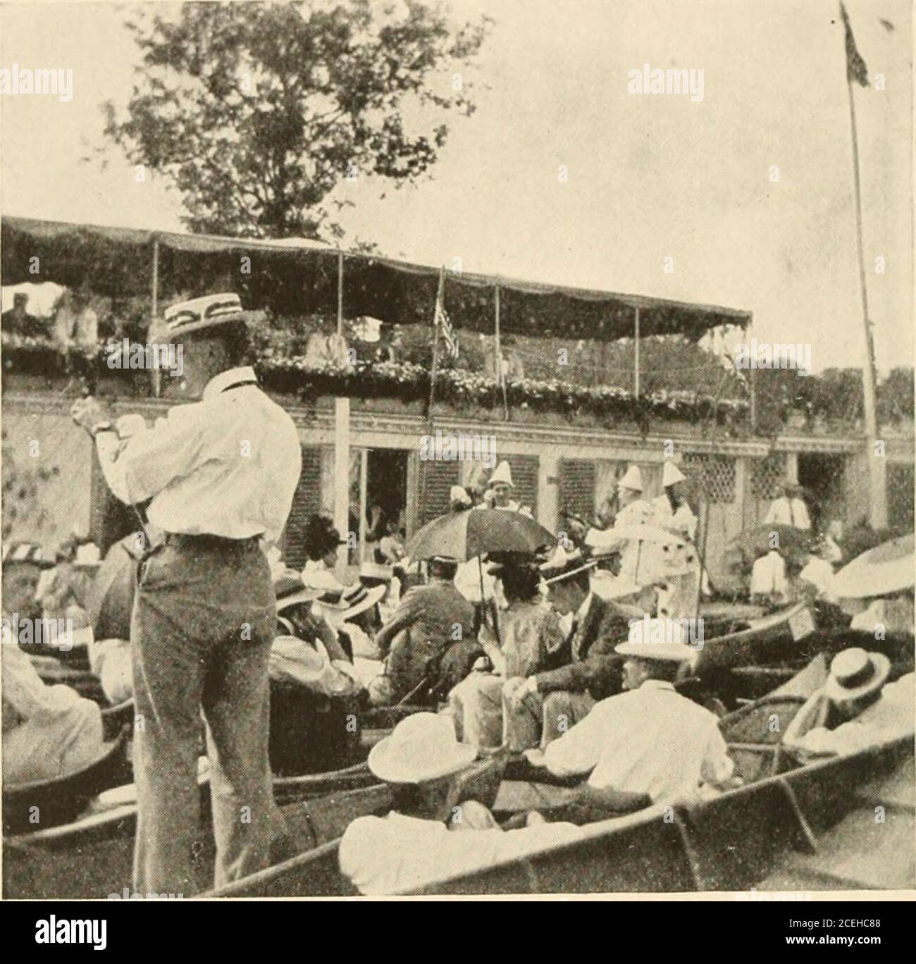 . Acht Auslandsreisen. Mittwoch Nacht. Wir gingen zum HamptonCourt Freitagnachmittag und kamen gerade rechtzeitig zurück, um mit Mactears zu Abend zu essen und an diesem Abend nach Venedig zu fahren, so dass man sich heute nach zwei Tagen solider Arbeit ziemlich müde vorstellt. Ich musste mein gefärbtes Guerin-Kleid überall tragen, weil wir nach dem Abendessen immer irgendwo hin gehen, aber ich hoffe, mein Abendkleid zur Oper zu tragen. Wir gingen zu Henry theVIII mit Irving und Terry und fanden es wunderbar in Ordnung.Ich bin wirklich zu beschäftigt, um Heimweh zu frönen. Ich versuche, mich an alles zu erinnern, was ich sehe, und darüber zu sprechen, wenn ich nach Hause komme. Aifiy. M. D. R. Stockfoto