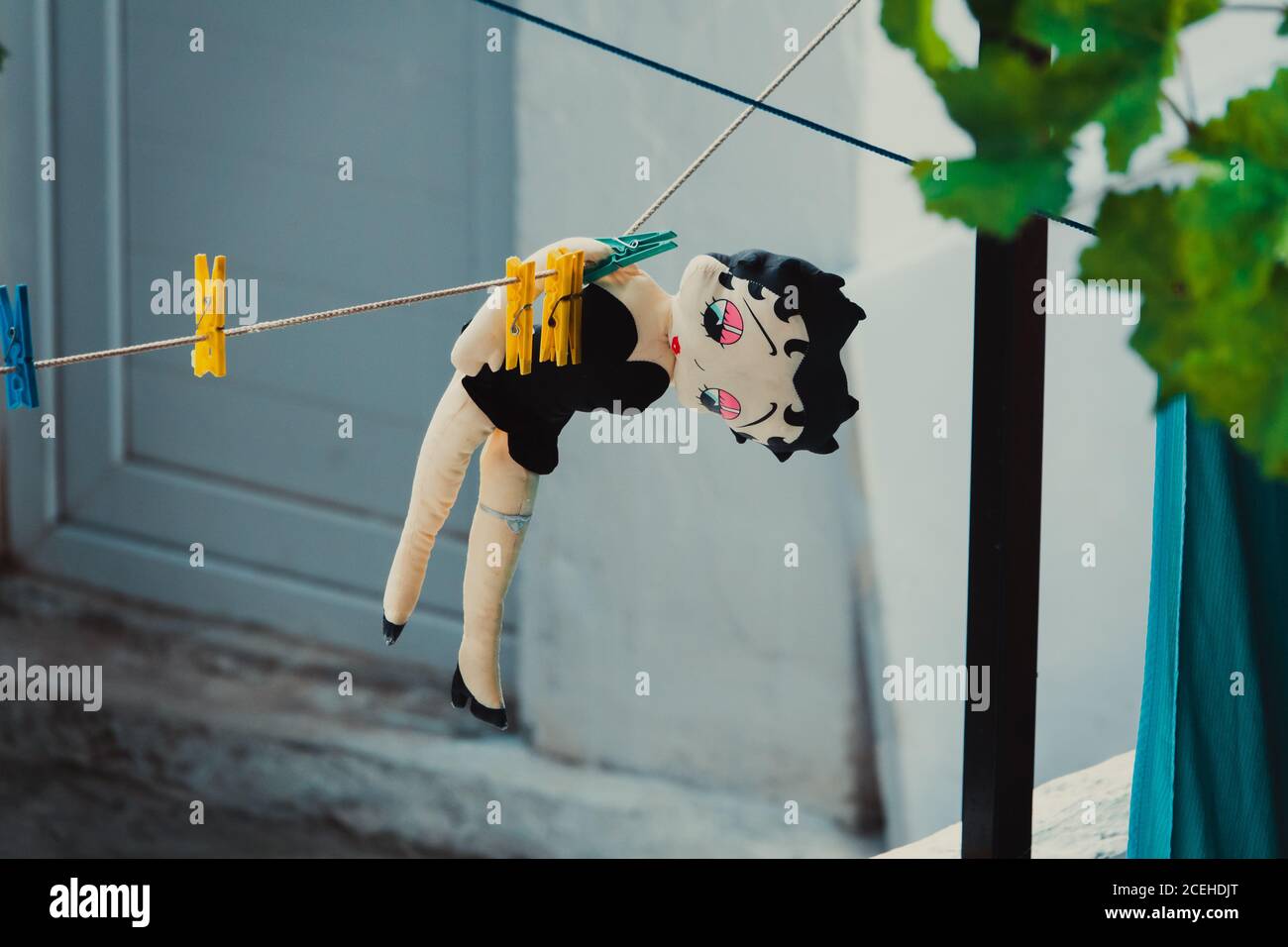 betty Boop Spielzeug, hängen an einem Seil zu trocknen. Stockfoto