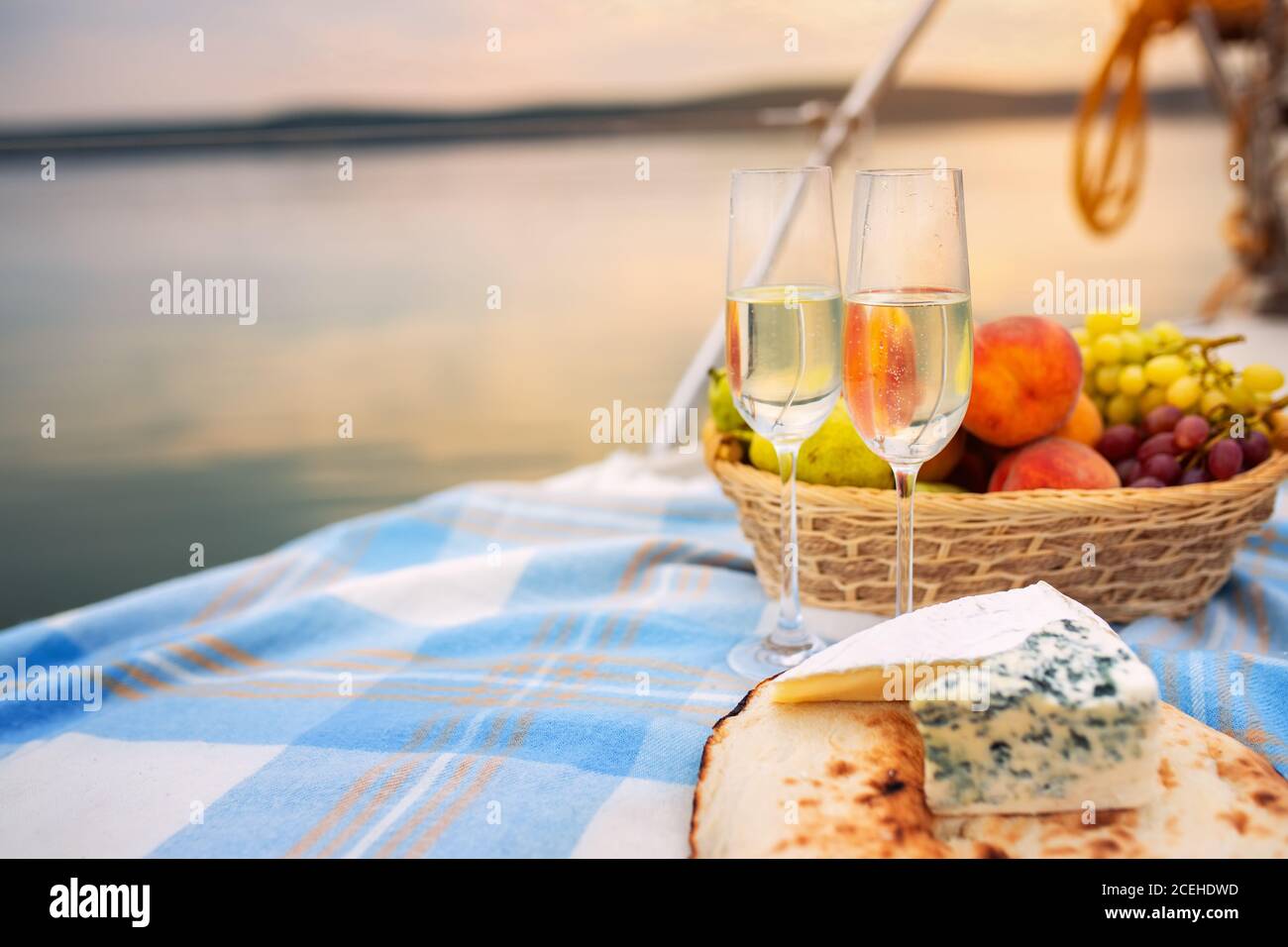 Picknick auf einer Yacht bei Sonnenuntergang Stockfoto