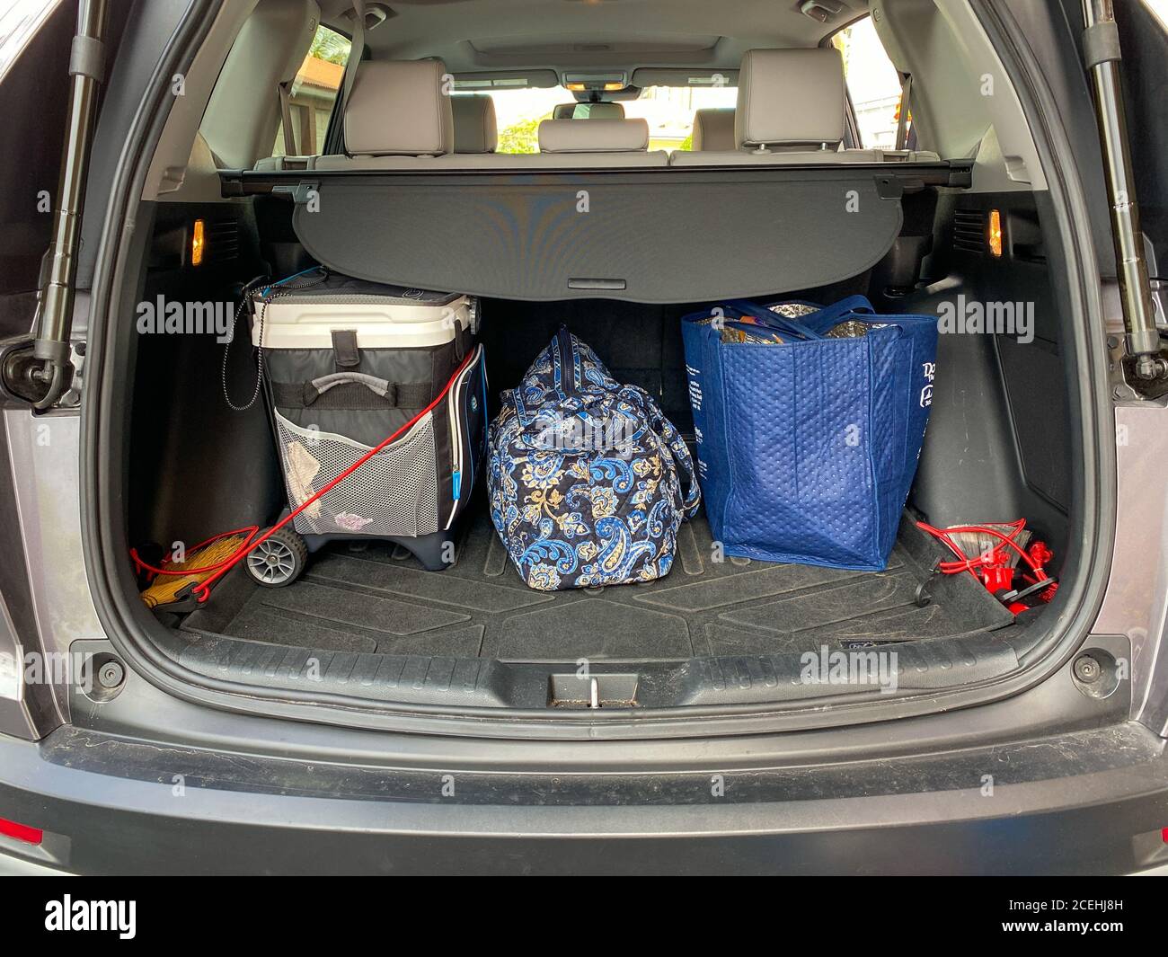 Ein Kofferraum mit Koffer und Kühler, bereit für einen Roadtrip. Konzept  Reisen mit dem Auto Stockfotografie - Alamy