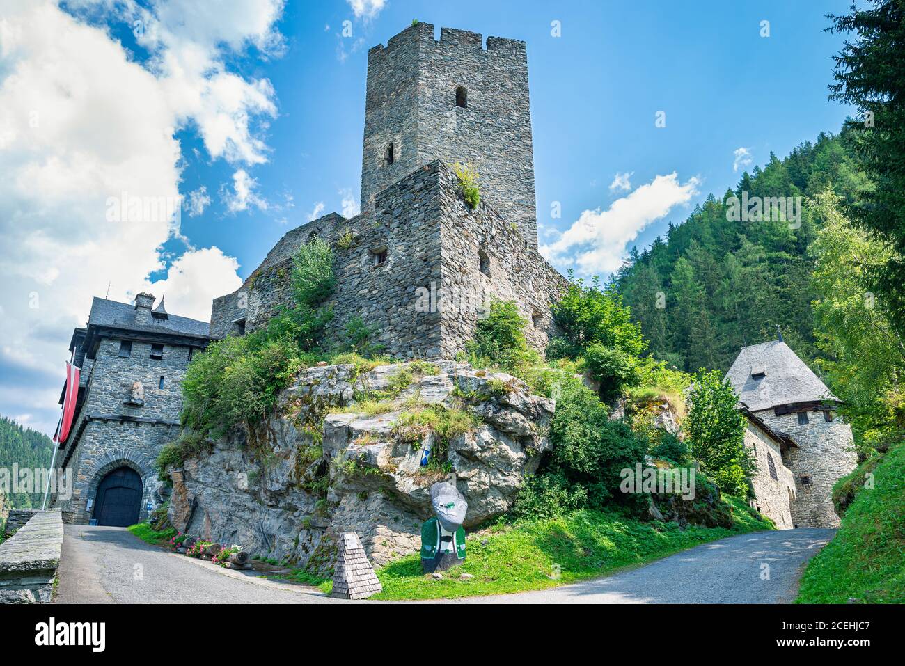 Burg Finstergrun in der Nähe der Stadt Ramingstein im SalzburgerLand, Österreich. Stockfoto