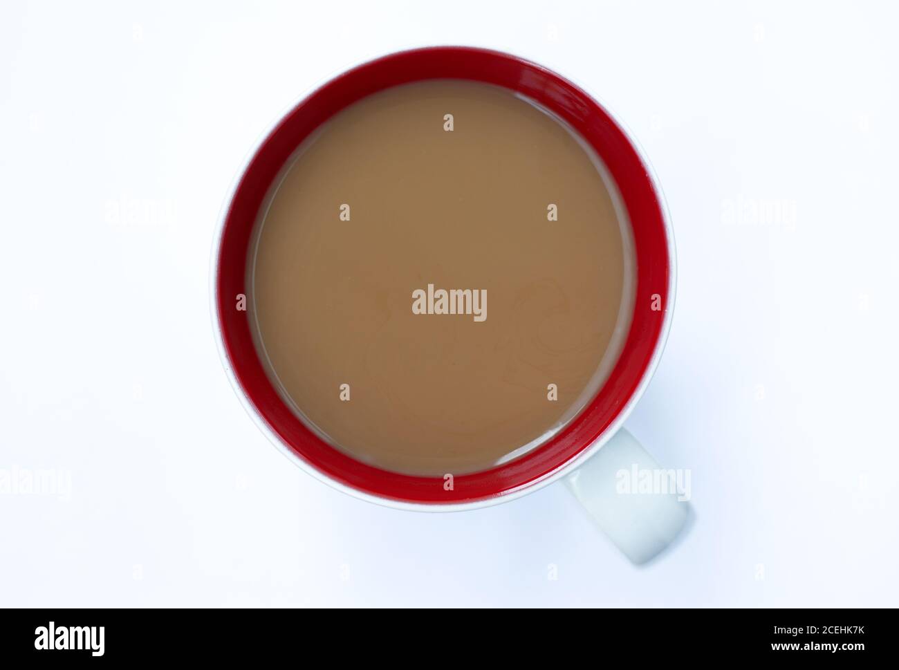 Nahaufnahme einer Tasse Kaffee mit Milch Ein weißer Hintergrund Stockfoto