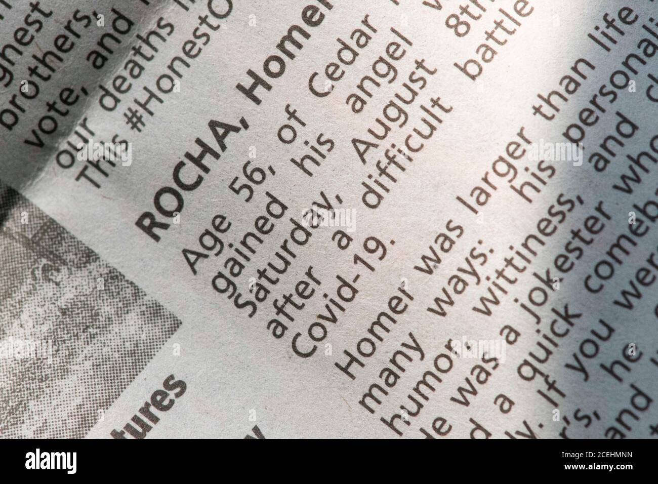 Die jüngsten Nachrufe in der Austin American-Statesman Zeitung zeigen COVID-19 und die Pandemie als primäre Todesursache für ihre Lieben. Am 1. September 2020 gab es in Texas 12,779 von 633,000 landesweit in Texas verendeten Fällen. Stockfoto