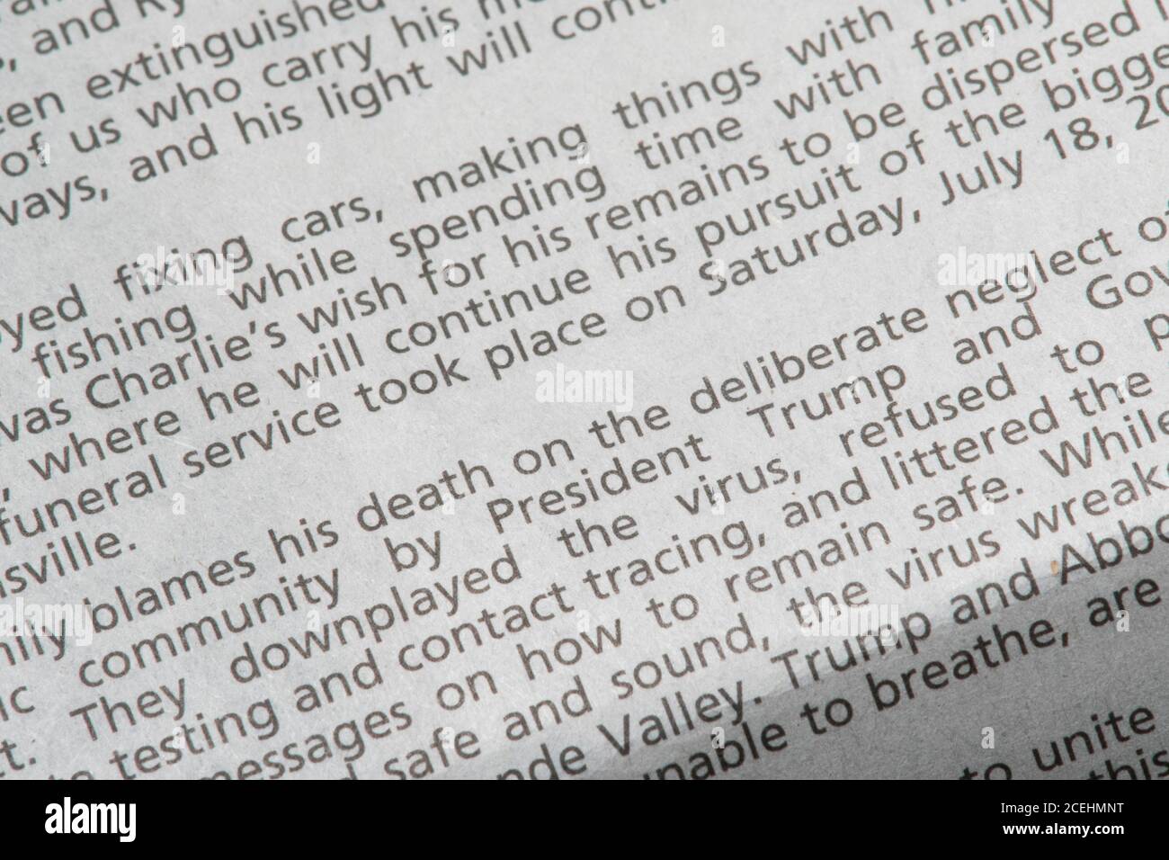 Die jüngsten Nachrufe in der Austin American-Statesman Zeitung zeigen COVID-19 und die Pandemie als primäre Todesursache für ihre Lieben. Am 1. September 2020 gab es in Texas 12,779 von 633,000 landesweit in Texas verendeten Fällen. Stockfoto