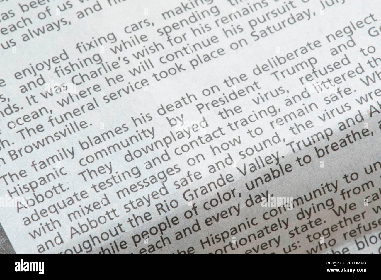 Die jüngsten Nachrufe in der Austin American-Statesman Zeitung zeigen COVID-19 und die Pandemie als primäre Todesursache für ihre Lieben. Am 1. September 2020 gab es in Texas 12,779 von 633,000 landesweit in Texas verendeten Fällen. Stockfoto