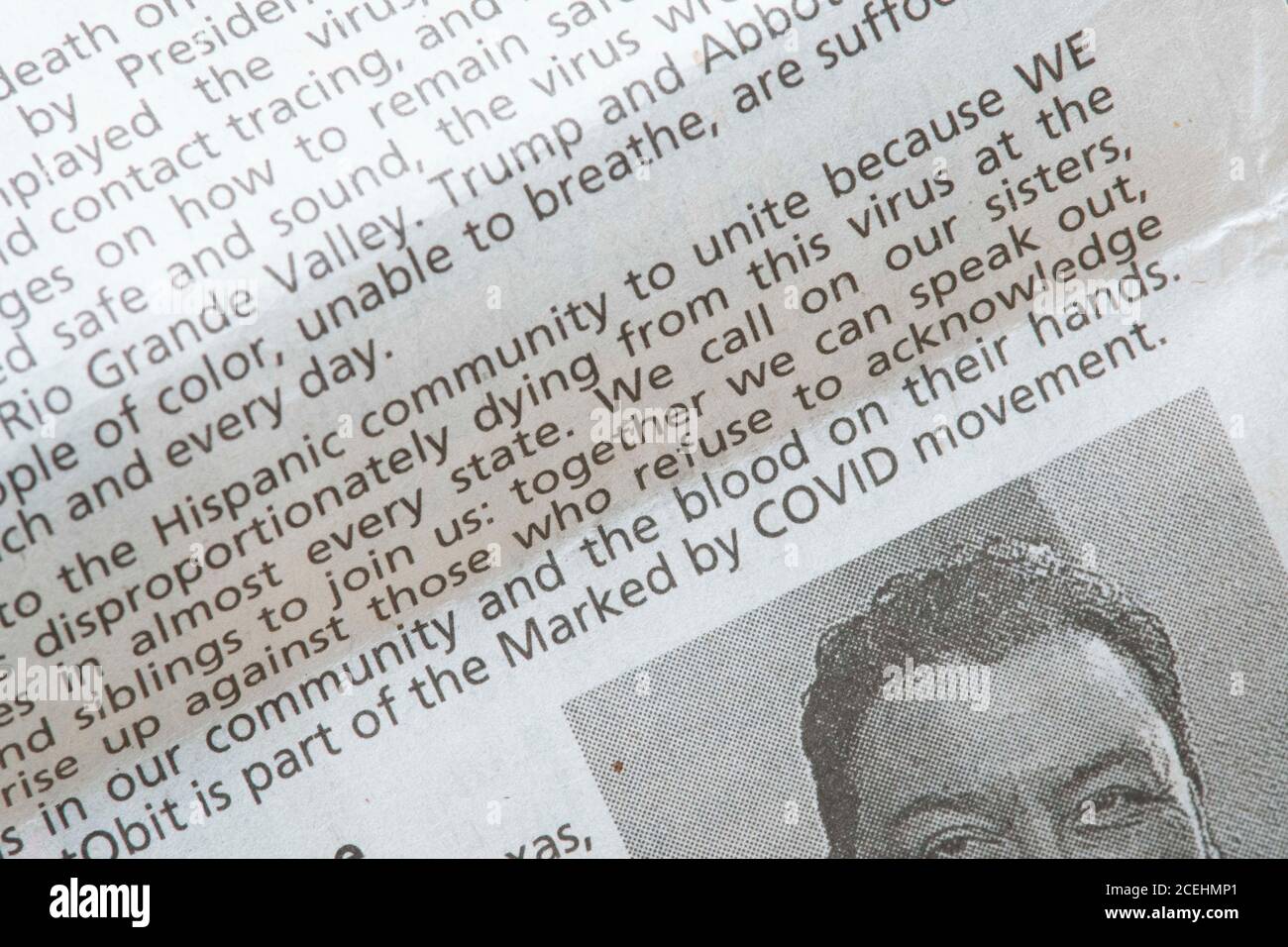 Die jüngsten Nachrufe in der Austin American-Statesman Zeitung zeigen COVID-19 und die Pandemie als primäre Todesursache für ihre Lieben. Am 1. September 2020 gab es in Texas 12,779 von 633,000 landesweit in Texas verendeten Fällen. Stockfoto