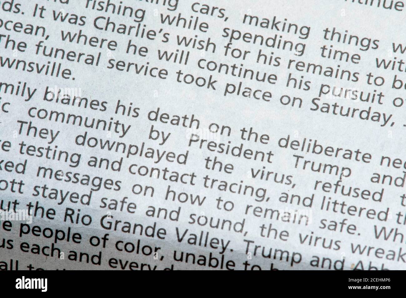Die jüngsten Nachrufe in der Austin American-Statesman Zeitung zeigen COVID-19 und die Pandemie als primäre Todesursache für ihre Lieben. Am 1. September 2020 gab es in Texas 12,779 von 633,000 landesweit in Texas verendeten Fällen. Stockfoto