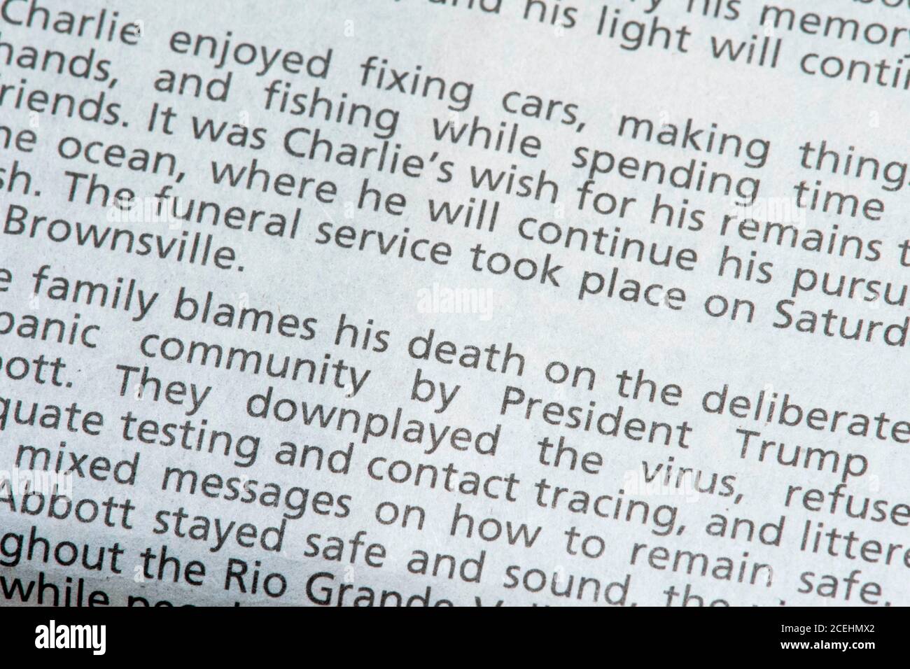 Die jüngsten Nachrufe in der Austin American-Statesman Zeitung zeigen COVID-19 und die Pandemie als primäre Todesursache für ihre Lieben. Am 1. September 2020 gab es in Texas 12,779 von 633,000 landesweit in Texas verendeten Fällen. Stockfoto