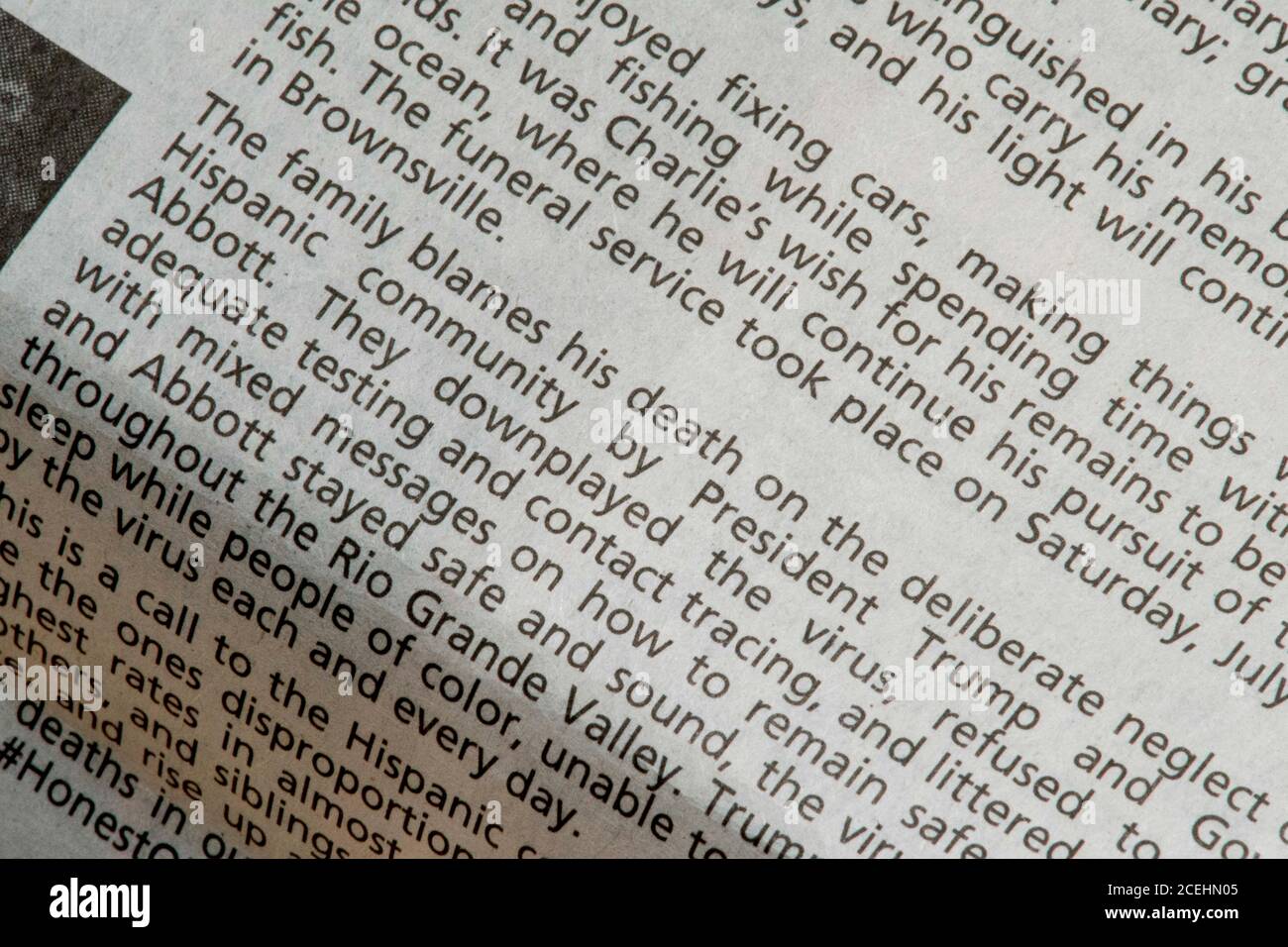 Die jüngsten Nachrufe in der Austin American-Statesman Zeitung zeigen COVID-19 und die Pandemie als primäre Todesursache für ihre Lieben. Am 1. September 2020 gab es in Texas 12,779 von 633,000 landesweit in Texas verendeten Fällen. Stockfoto