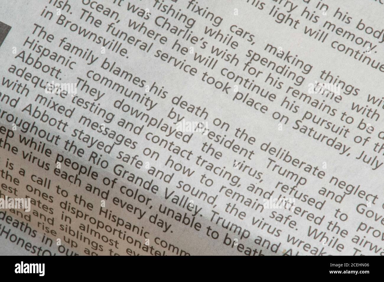 Die jüngsten Nachrufe in der Austin American-Statesman Zeitung zeigen COVID-19 und die Pandemie als primäre Todesursache für ihre Lieben. Am 1. September 2020 gab es in Texas 12,779 von 633,000 landesweit in Texas verendeten Fällen. Stockfoto