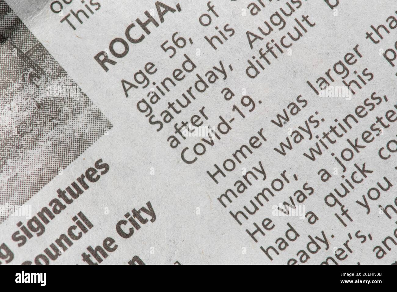Die jüngsten Nachrufe in der Austin American-Statesman Zeitung zeigen COVID-19 und die Pandemie als primäre Todesursache für ihre Lieben. Am 1. September 2020 gab es in Texas 12,779 von 633,000 landesweit in Texas verendeten Fällen. Stockfoto