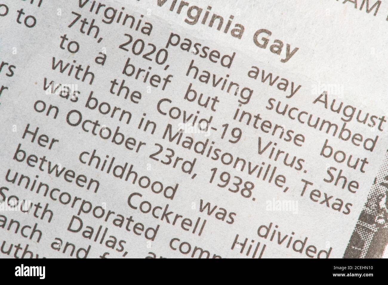 Die jüngsten Nachrufe in der Austin American-Statesman Zeitung zeigen COVID-19 und die Pandemie als primäre Todesursache für ihre Lieben. Am 1. September 2020 gab es in Texas 12,779 von 633,000 landesweit in Texas verendeten Fällen. Stockfoto