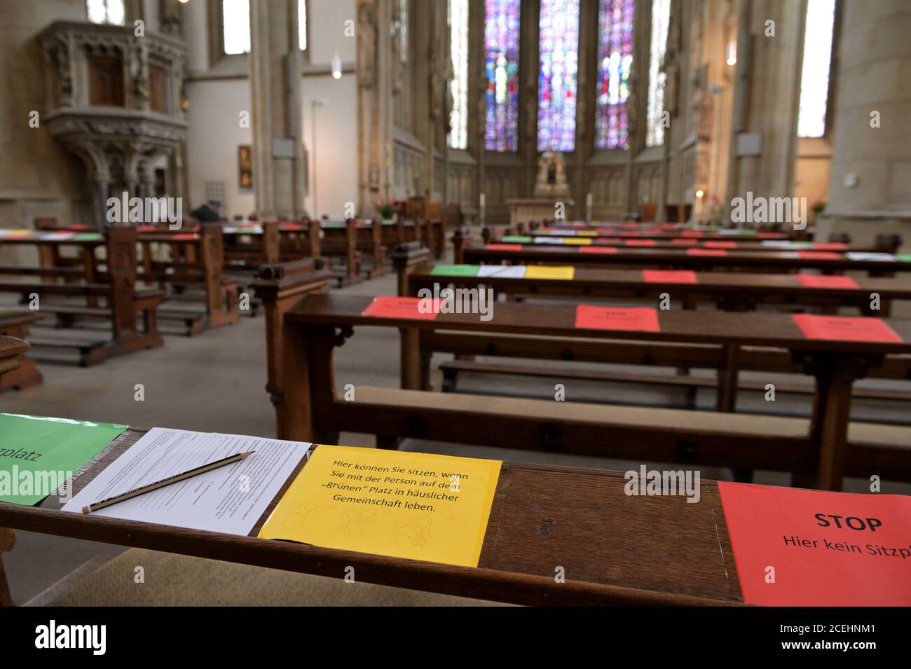 Abstand halten – Corona-Entfernungsregeln. Abstand halten - Corona Abstandsregelung. Stockfoto