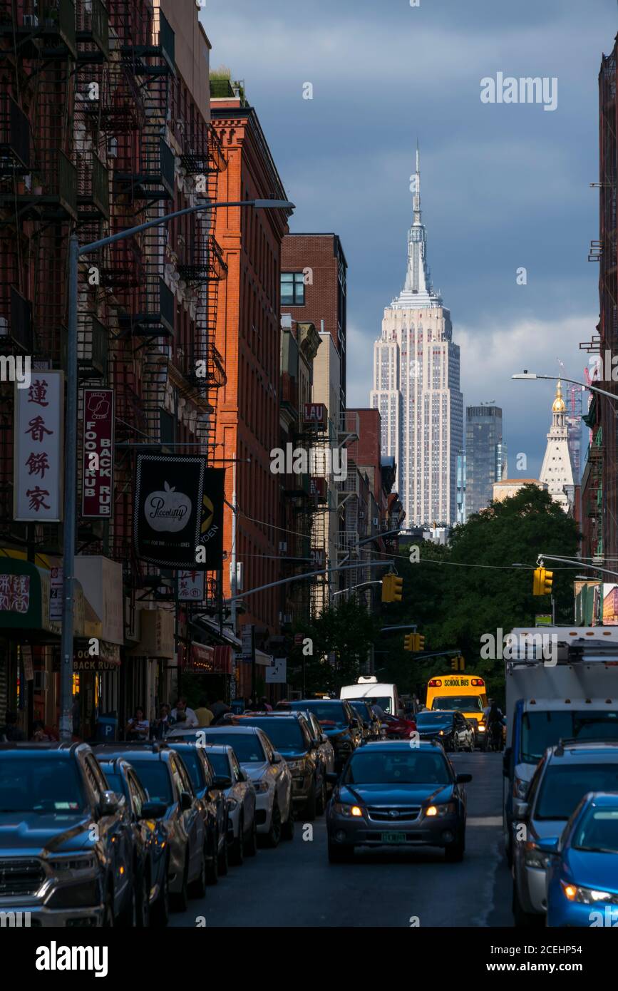 Empire State Building, das hinter den Wohngebäuden steht Stockfoto