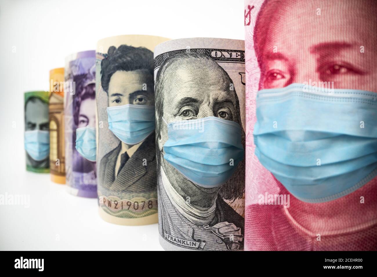 Internationale Währung Geld Gesichtsmaske Konzept der Coronavirus-Krankheit COVID-19 Stockfoto