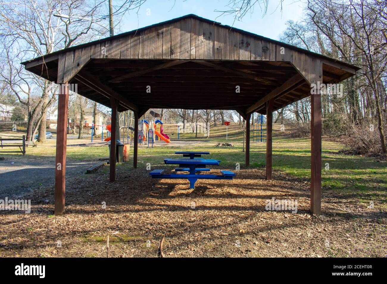Ein großer hölzerner Pavillon in einem Park in den Vororten Mit Picknicktischen Darunter Stockfoto