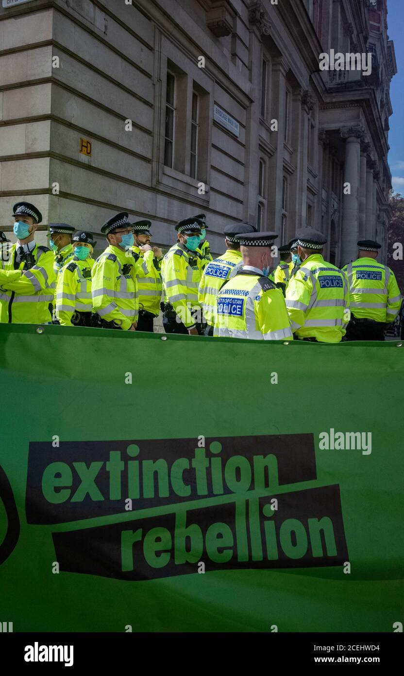 Extinction Rebellion Demonstranten auf dem Parliament Square, London. T.Extinction Rebellion Demonstranten auf dem Parliament Square, London. Die Umwelt Stockfoto