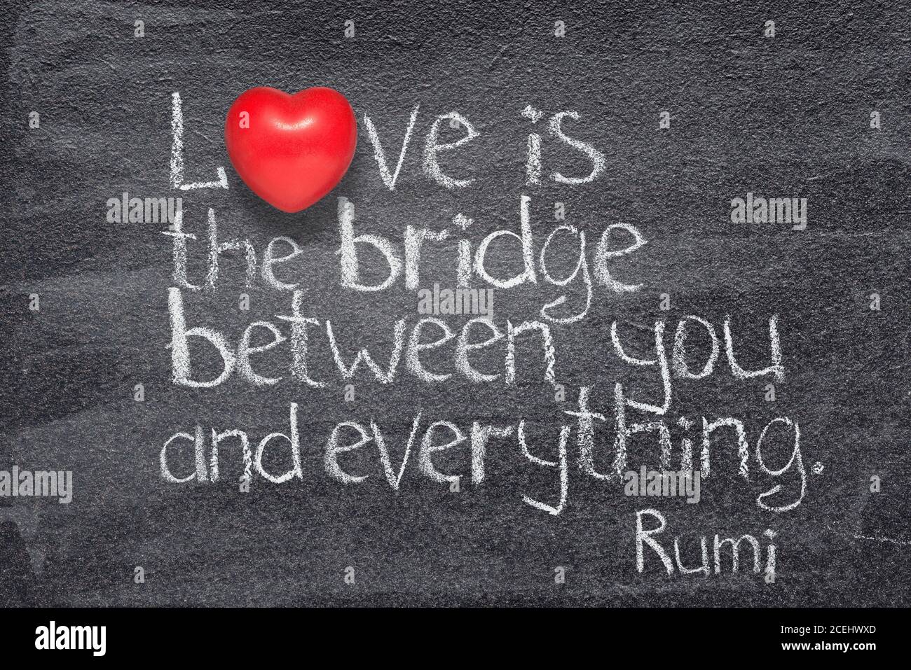 Liebe ist die Brücke zwischen dir und allem - uralt Persischer Dichter und Philosoph Rumi Zitat geschrieben auf Tafel mit Rotes Herz Symbol statt Stockfoto