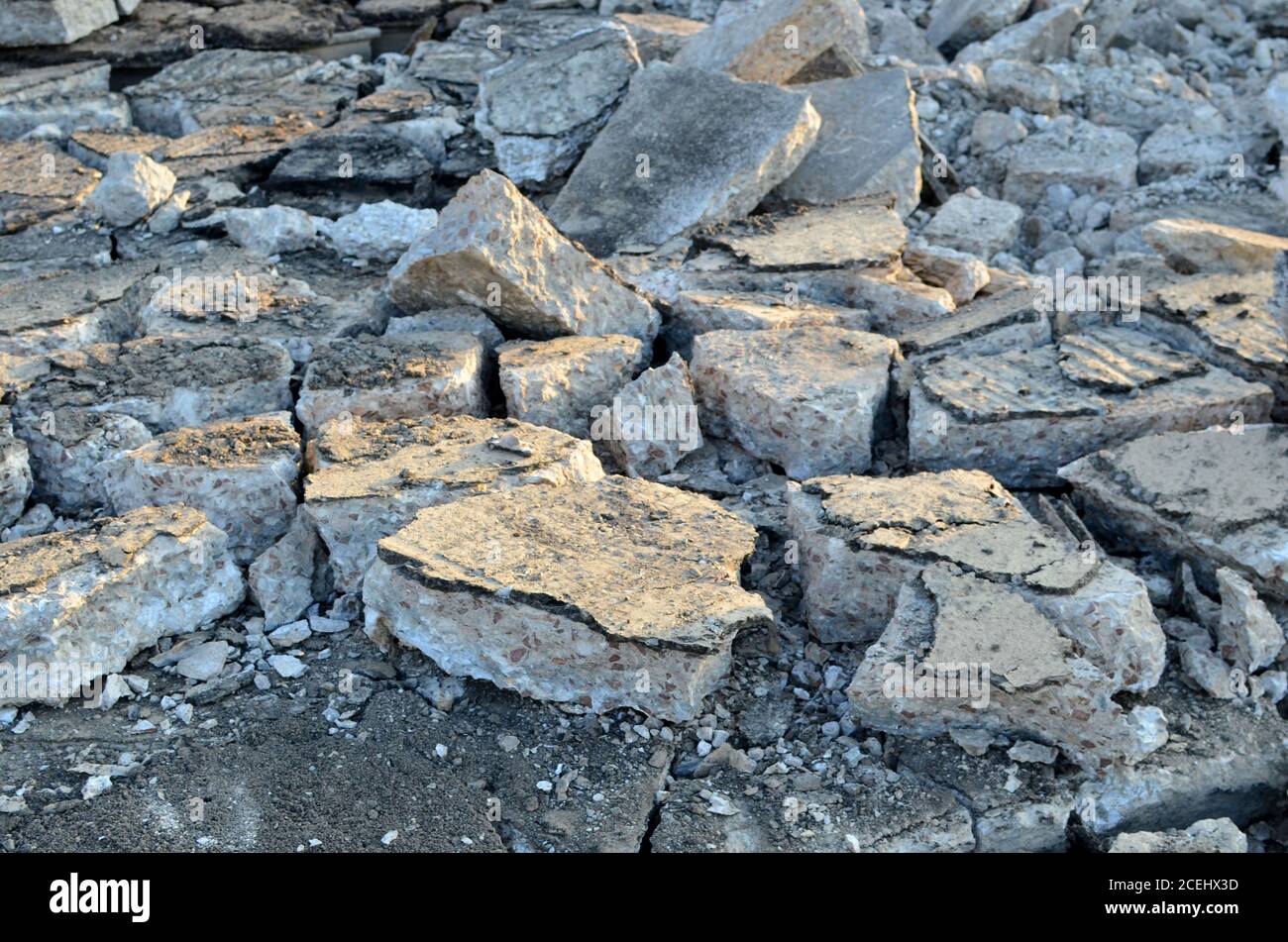 Recycling und Wiederverwendung zerkleinerten Betonschutt, Asphalt, Baumaterial, Blöcke. Stockfoto