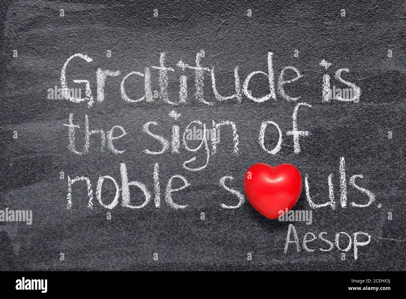 Dankbarkeit ist das Zeichen edler Seelen - Zitat von Altgriechischer Geschichtenerzähler Aesop auf Kreidetafel mit Rot geschrieben Herz statt O Stockfoto