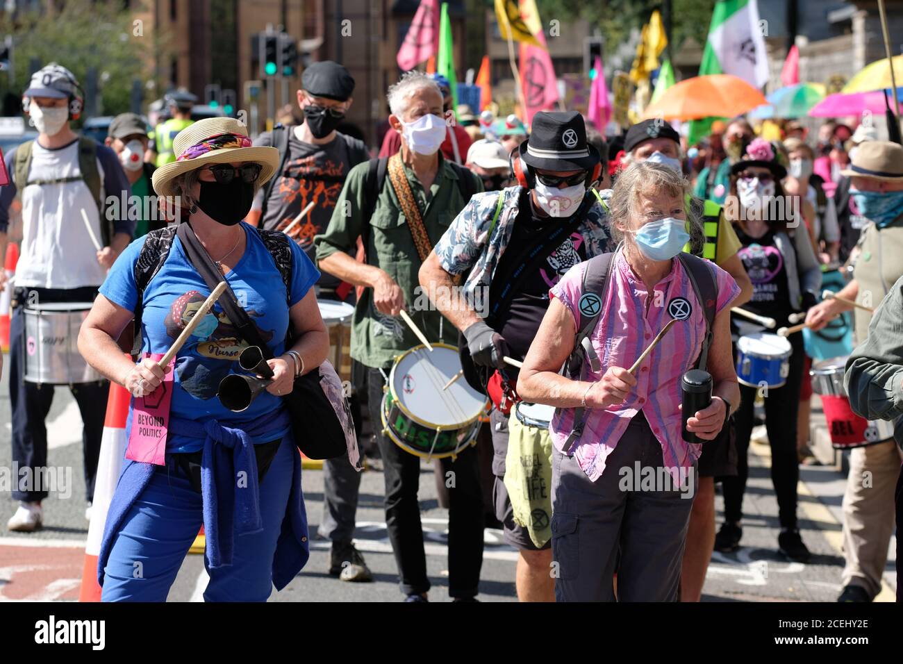 Cardiff, Wales, UK - Dienstag, 1. September 2020 - Extinction Rebellion ( XR ) Protestierende marschieren durch das Stadtzentrum von Cardiff auf dem Weg nach Cardiff Bay, um gegen den Klimawandel und die Zukunft der Gesellschaft zu protestieren. Foto Steven May / Alamy Live News Stockfoto