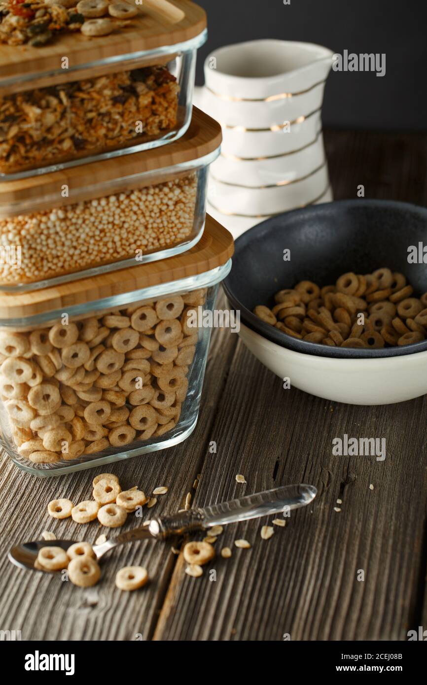 Frühstückszerealien. Glasboxen mit Müsli, Cerealienringen und Quinoa-Pops. Müslischlaufen in einer Schüssel. Gesundes Ready-to-Eat-Frühstück für Kinder. Schnell b Stockfoto