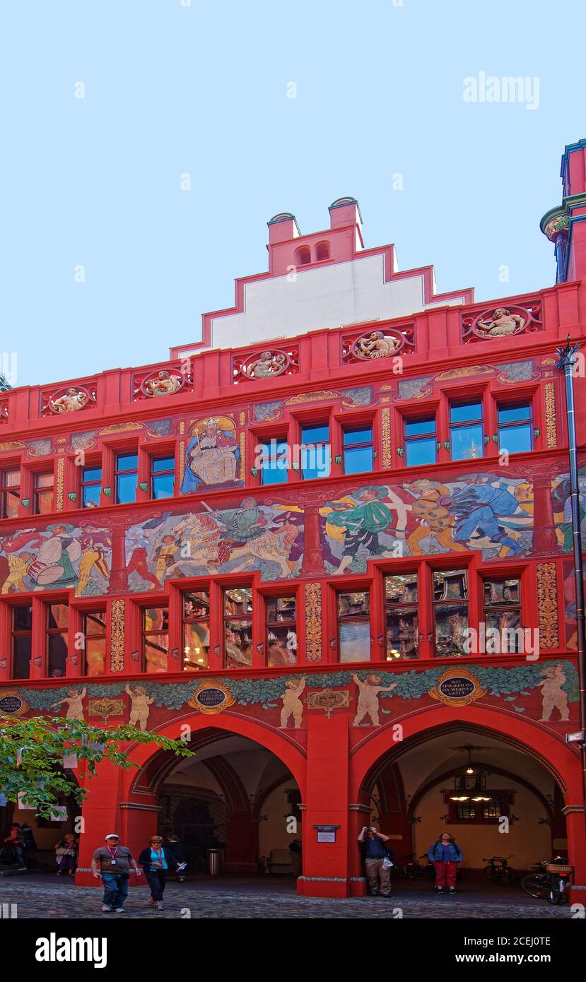 Rathaus, Rathaus, verzierte rote Gebäude, Bögen, bemalte façade, Arkaden, Fresken, bunt, alt, Marktplatz, Europa, Basel; Schweiz Stockfoto