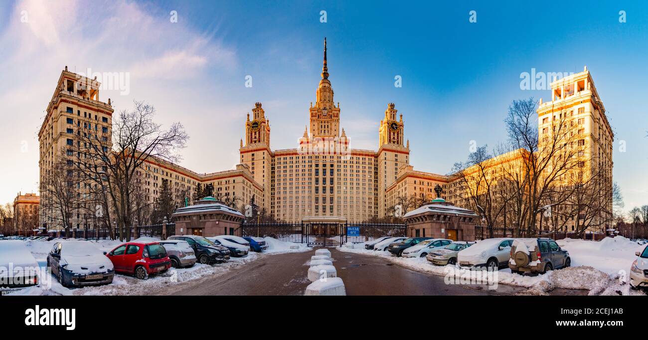 Ein Panorama der Moskauer Staatlichen Universität von der Seite genommen. Stockfoto