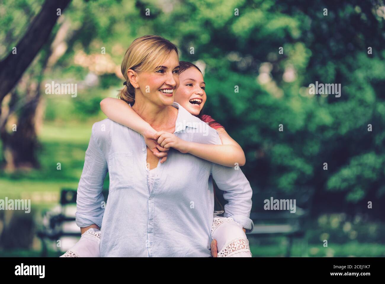 Glückliche Mutter und kleine Tochter im Park. Stockfoto