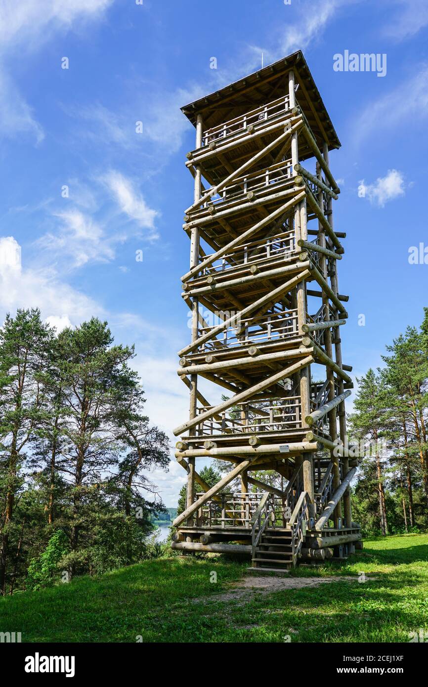 Hoher Aussichtsturm aus Holzbalken Konstruktion Stockfoto
