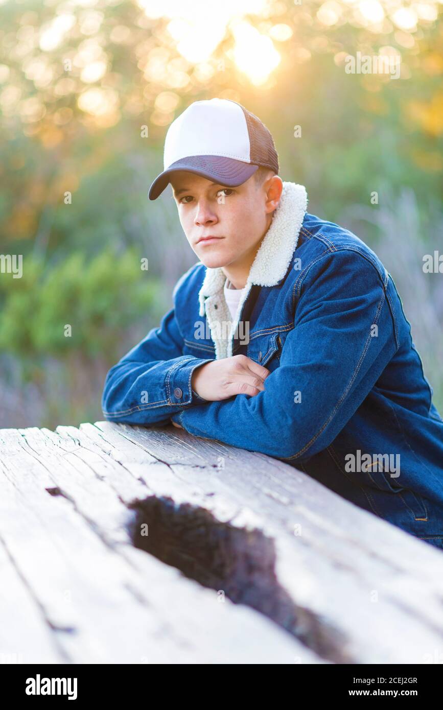 Porträt eines jungen Mannes im Freien in lässiger Kleidung Stockfoto