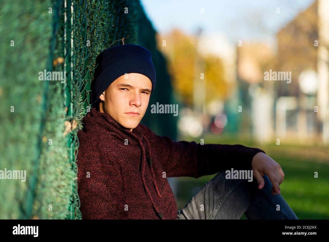 Porträt eines jungen Mannes im Freien in lässiger Kleidung Stockfoto