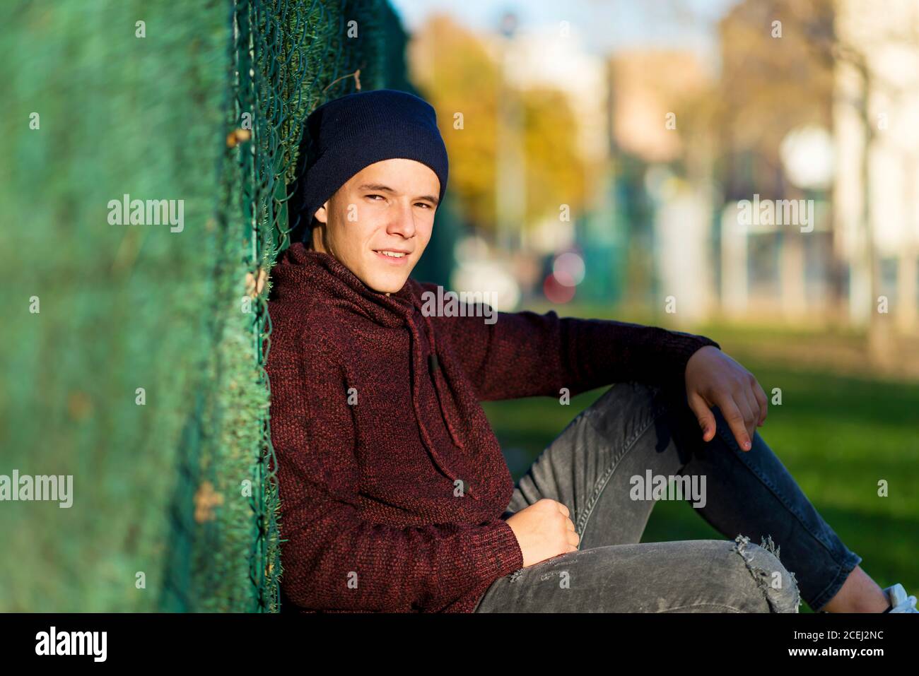 Porträt eines jungen Mannes im Freien in lässiger Kleidung Stockfoto