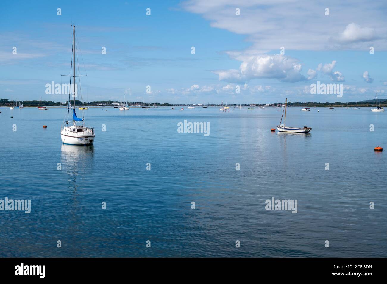 Jachten vor Anker in der beliebten Lage von Emsworth Harbor eine ruhige und ruhige Umgebung. Stockfoto