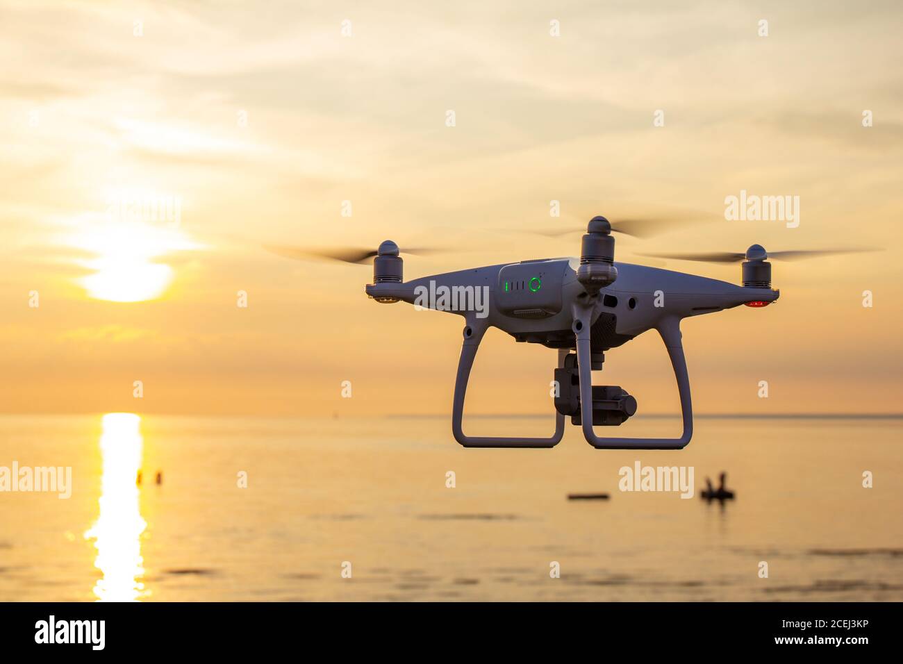 Professionelle Drohne Quad-Copter mit Digitalkamera bei Sonnenuntergang bereit für die Überwachung fliegen. Nahaufnahme von Rotor UAV. Vier Blatt Propeller Drohne Stockfoto
