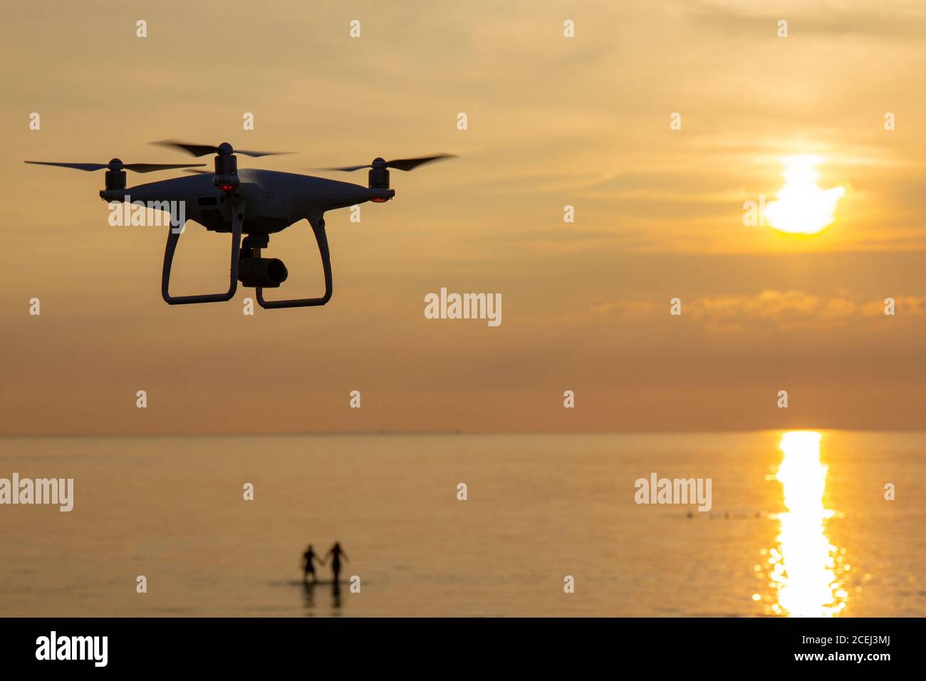 Professionelle Drohne Quad-Copter mit Digitalkamera bei Sonnenuntergang bereit für die Überwachung fliegen. Nahaufnahme von Rotor UAV. Vier Blatt Propeller Drohne Stockfoto