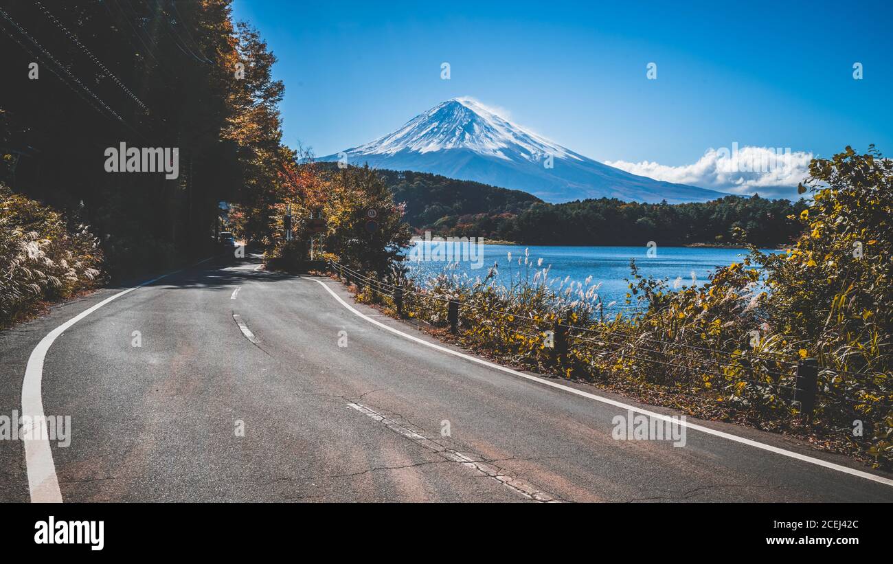Mt Fuji in Japan und Straße am See Kawaguchiko Stockfoto