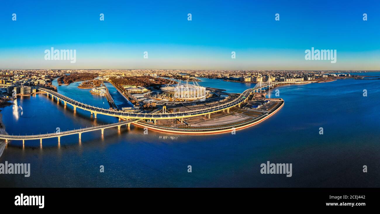 Saint-Petersburg, Russland - 14 april 2019: Schöne Aussicht auf neue Stadion Zenit - Arena, Autobahn, Golf von Finnland, Fußgängerbrücke an sonnigen Sommertag Stockfoto