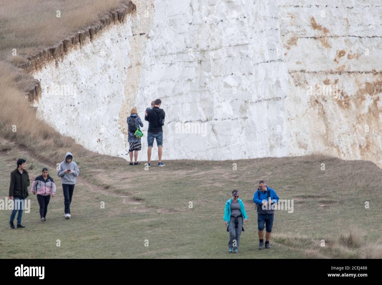 Beachy Head, Eastbourne, East Sussex, Großbritannien., . Besucher riskieren in der Nähe der fragilen Klippen Rand an der South Coast Beauty Spot Credit: Newspics UK South/Alamy Live News Stockfoto