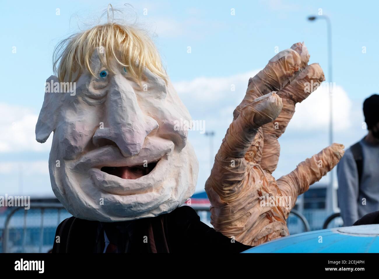 Cardiff, Wales, UK - Dienstag, 1. September 2020 - ein Aussterbungsaufstand ( XR ) Protestant, gekleidet als Karikatur von Boris Johnson, der auf dem Weg nach Cardiff Bay durch Cardiff marschiert und gegen den Klimawandel und die Zukunft der Gesellschaft protestiert. Foto Steven May / Alamy Live News Stockfoto